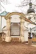 Kostel Nanebevzetí Panny Marie (Osice) – výklenková kaple ve zdi