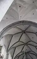 Přechod kleneb mezi hlavní lodí a presbytářem