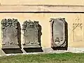 Náhrobníky na zdi kostela