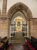Průhled do boční kaple sv. Jana Nepomuckého při děkanském kostele.