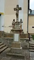 Misijní kříž před kostelem