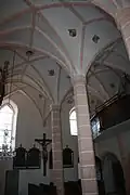 Pilíř v lodi
