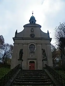 Průčelí vilémovského kostela Nenebevzetí Panny Marie
