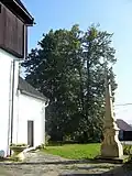 Kříž před vstupem do kostela