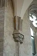 Detail hlavice původně svazčité přípory v kněžišti a pohled na napojení foliové klenby na výběhy žeber
