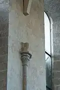 Detail hlavice jednoduché přípory v kněžišti a pohled na napojení foliové klenby na výběh žebra