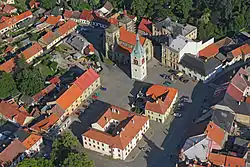 Náměstí s radnicí, kostelem a zvonicí