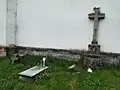 Náhrobky u stěny kostela
