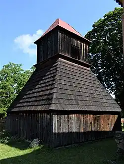 Dřevěná zvonice samostatně stojící
