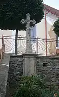 kříž u kostela