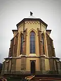 Presbytář kostela, po stranách jsou umístěny sakristie