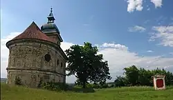 Závěr kaple, vpravo 14. zastavení Křížové cesty