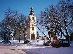 Náves s kostelem Sv Jakuba Většího v zimě