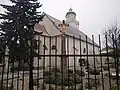 Pohled na kostel po renovaci kříže, sochy sv. Vendelína a okolí stavby