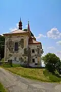 Pohled na Kostel sv. Jana Křtitele od hřbitova
