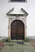 Kostel svatého Jiří v Hněvčevsi - vstupní portál