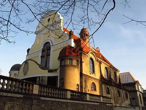 Stav z konce roku 2012. Po částečné rekonstrukci, opravené průčelí.
