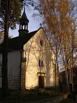 Kostel_sv._Ondřeje_(Nelahozeves),_u_vlakové_zastávky,_Nelahozeves.JPG
