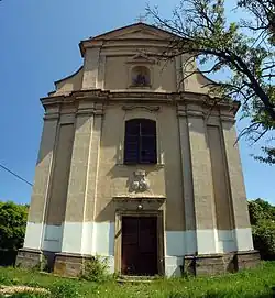 Průčelí kostela sv. Petra a Pavla v Sutomi