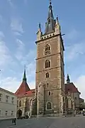 Kostel sv. Petra a Pavla (Čáslav) - od náměstí.JPG