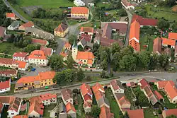 Centrum obce s kostelem sv. Petra a Pavla