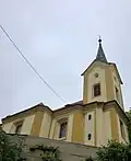 Pohled na jižní fasádu kostela z ulice Za Kostelem