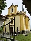 Pohled na kostel od vstupní brány