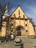 Pohled na kostel s kašnou