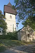 Věž kostela od západu