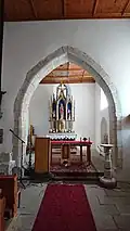 Presbytář s oltářem