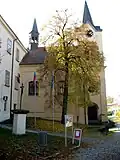 Pohled na kostel a vstupní dveře