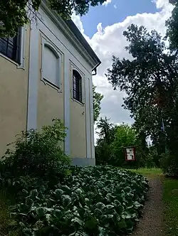 Pohled od vstupní branky na hřbitov u kostela