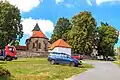 pohled na kostel svaté Jakuba Staršího v Rané spolu s ohradní zdí hřbitova