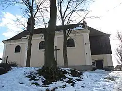 Kostel svatého Jana Nepomuckého na místě zaniklého hradu