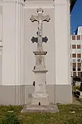 Novobarokní kamenný kříž z roku 1879 po restaurování v roce 2017 na novém místě