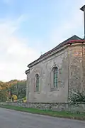pohled na zchátralý kostel svatého Matouše v Dolanech