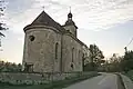pohled na zchátralý kostel svatého Matouše v Dolanech