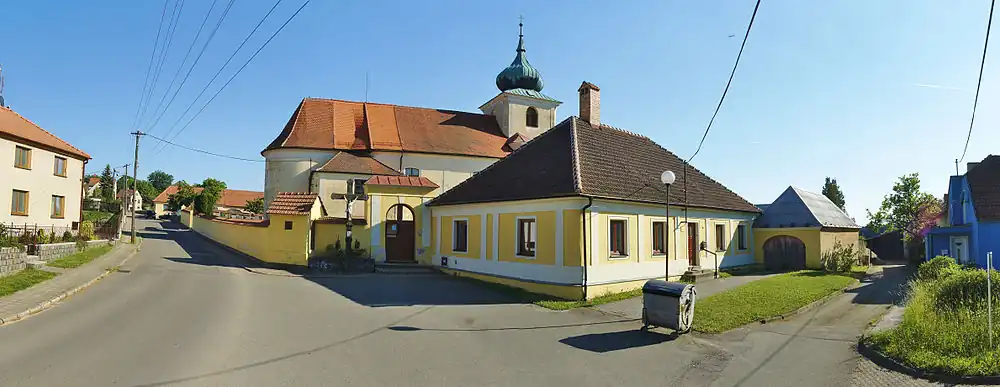 Panoramatický pohled na kostel a faru v Petrovicích
