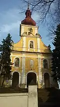 Kostel svatých Petra a Pavla s farou Tištín.jpg