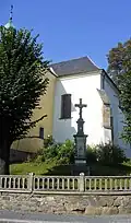 kříž z r. 1801 u románského kněžiště