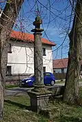 Kamenný kříž z 18. století v obci