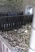 Pohled oknem dovnitř