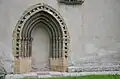 Gotický portál v jižním průčelí kostola
