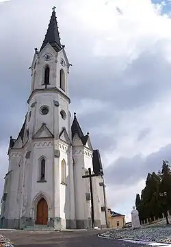 exteriér kostela s hlavním vstupem