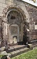 Původní románský portál na jižní fasádě kostela