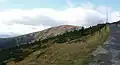 Pohled na Kotel (1435 m n. m.) z úseku výhybny v přímém úseku