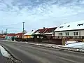 Různobarevné fasády domů při hlavní ulici