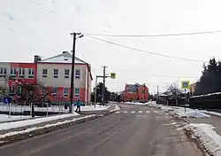 Střed obce, vlevo škola, vzadu obecní úřad
