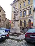 Kouřim, Mírové náměstí, socha Jana Nepomuckého a Nová radnice.jpg
