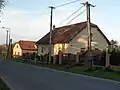 Domy podél silnice